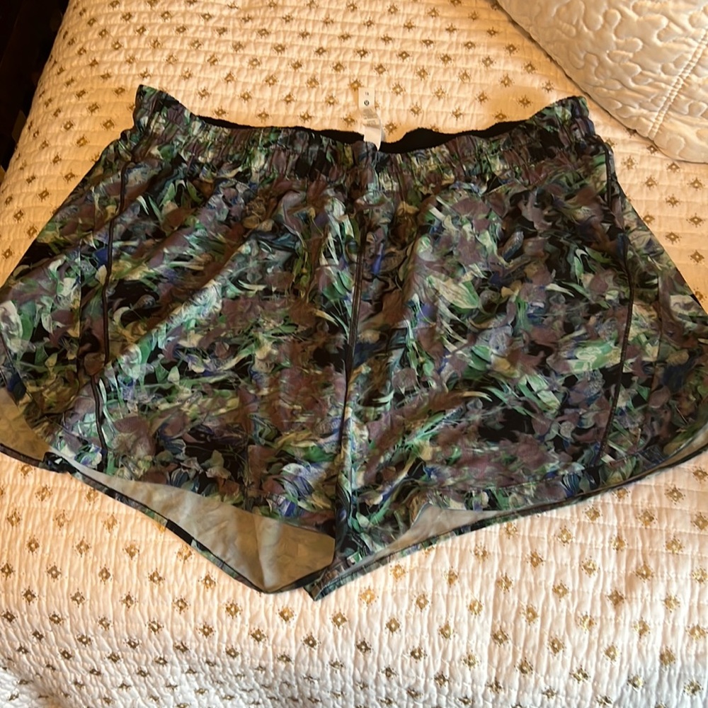 Lululemon shorts size 18 tags has been taken off